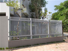 Hàng rào sắt đẹp phù hợp kiến trúc ngôi nhà việt nam